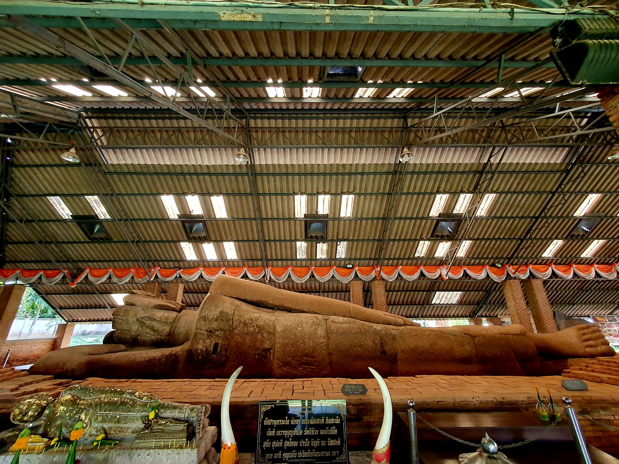 Dvaravati_Sandstone_Reclining_Buddha.jpg