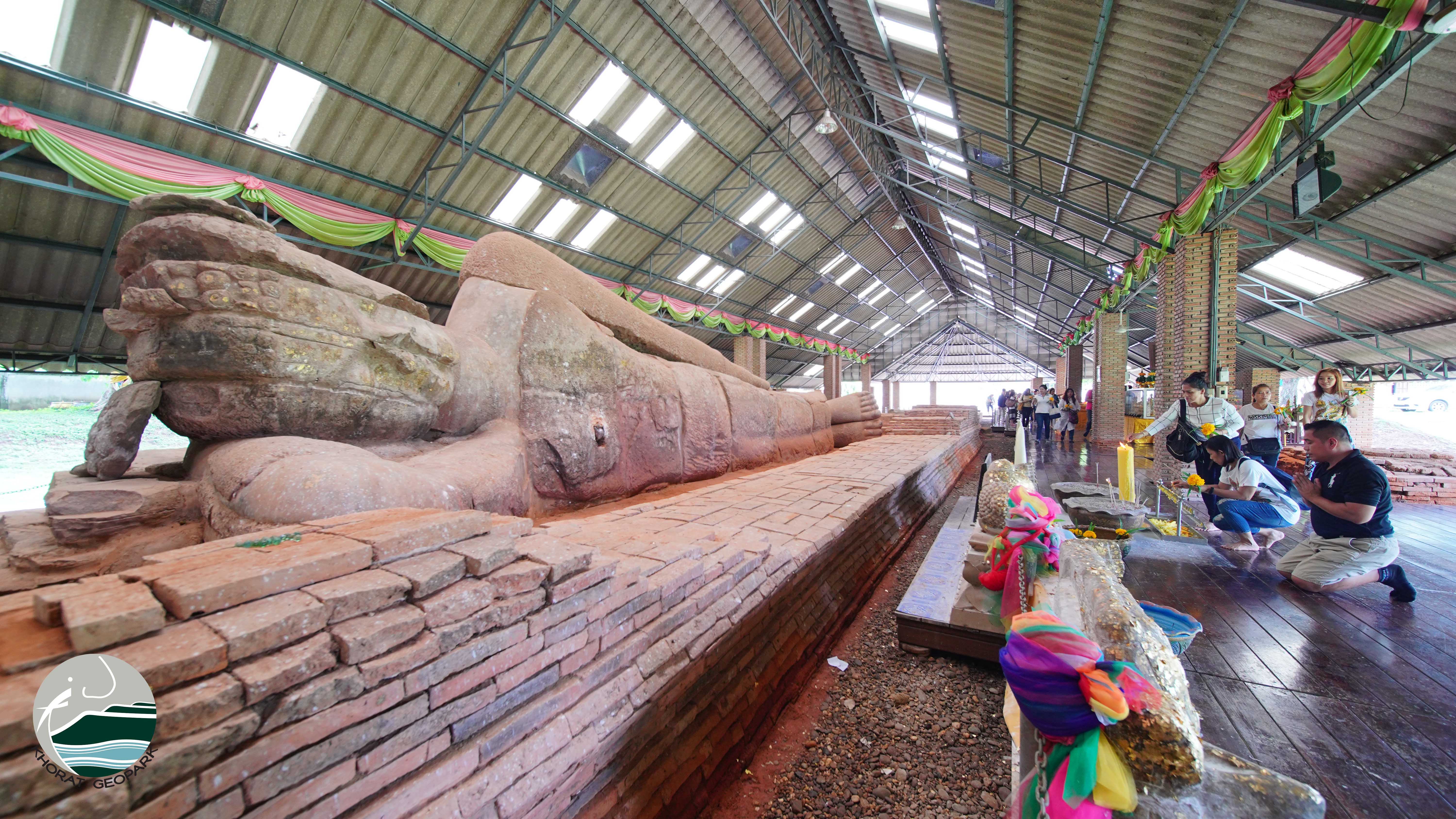 Dvaravati_Sandstone_Reclining_Buddha2.jpg