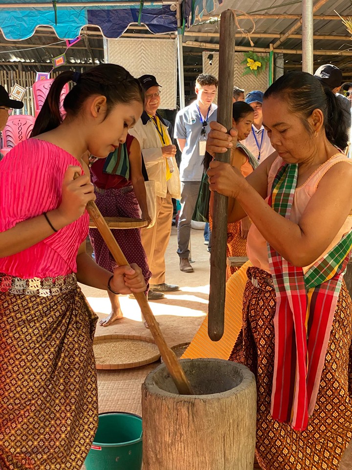 Local_Thai_mortar_for_pound_rice_1.jpg