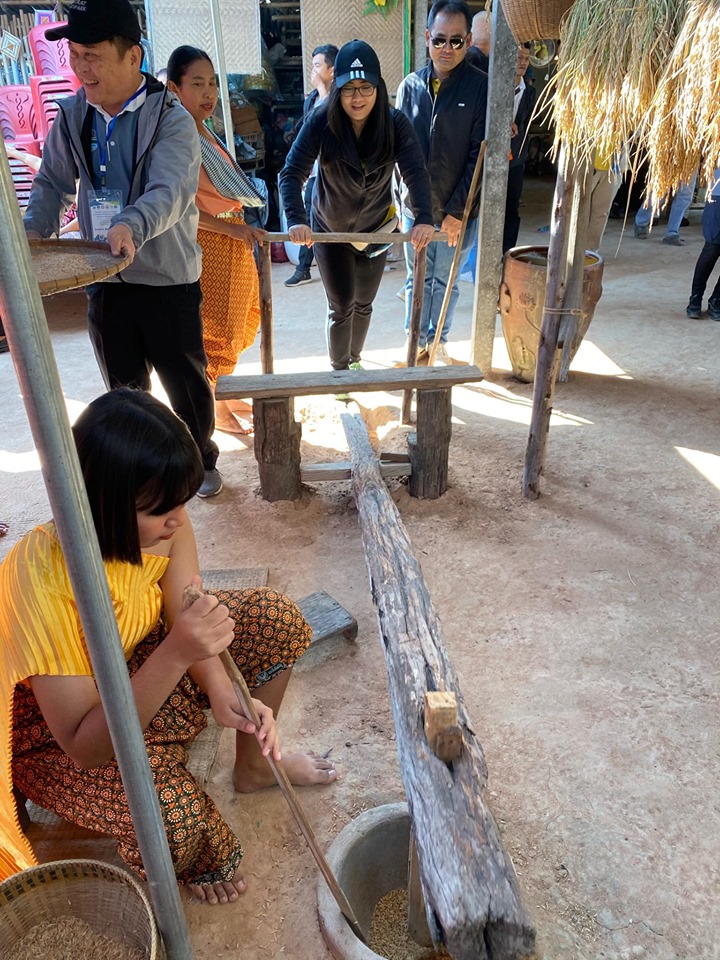 Local_Thai_mortar_for_pound_rice_2.jpg