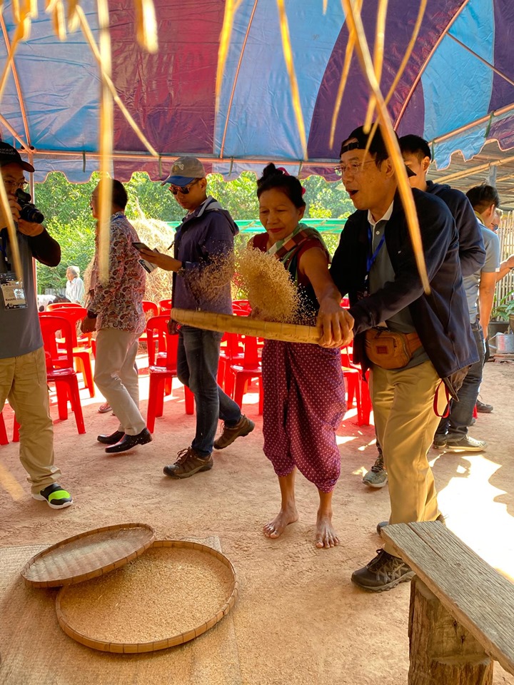 Local_Thai_mortar_for_pound_rice_3.jpg