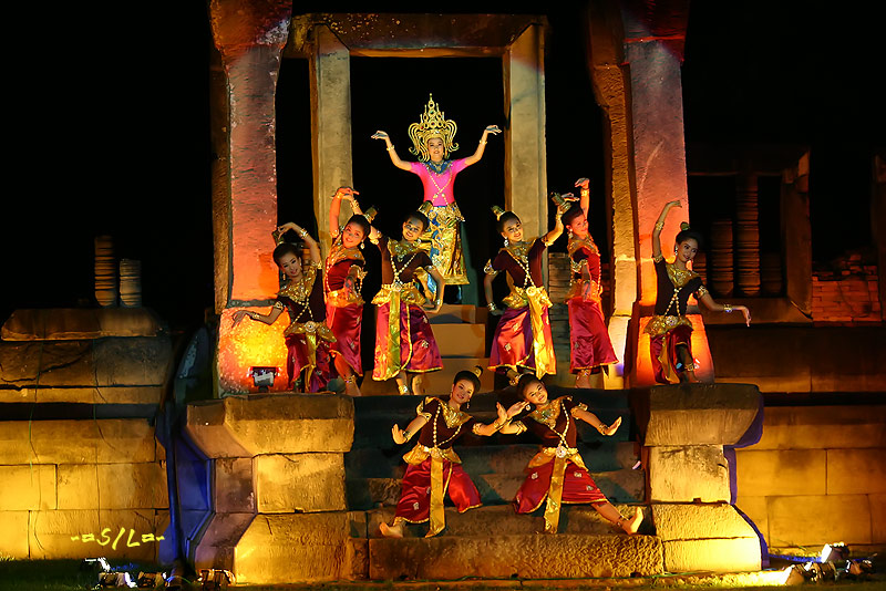 Thai dance dinner show