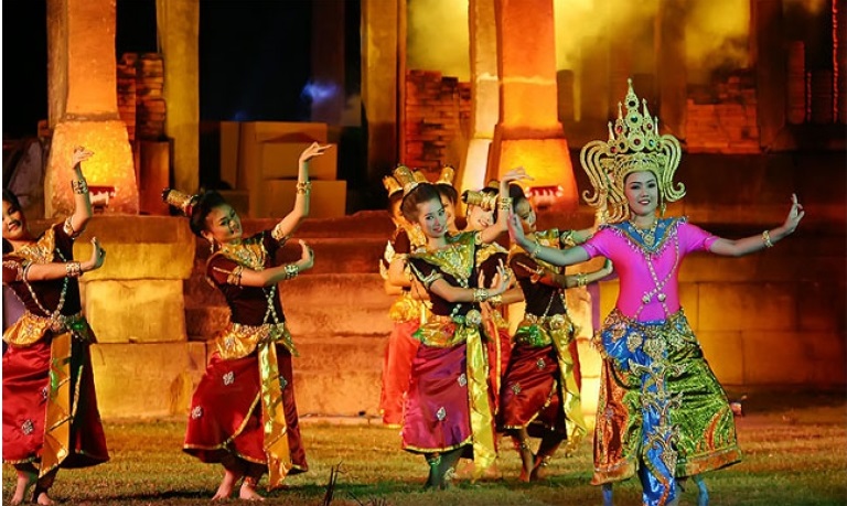 Thai_dancing_at_Prasat_MueangKhaek.jpg